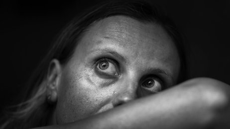 Vold Bildet viser en kvinne som er redd