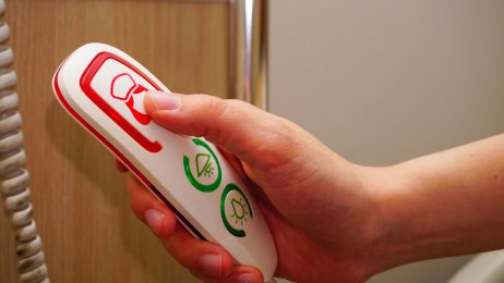 På sykehuset Bildet viser en pasient som tilkaller helsepersonell fra sykesengen.
