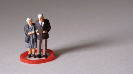 Eldre og psykisk helse Bildet viser figurer i form av et eldre par. De har en rød sirkel rundt seg