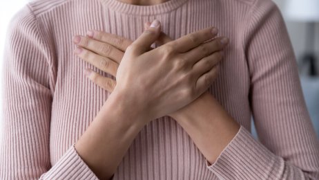 Bildet viser en kvinne som holder armene i kors over hjertet som en gest for takknemlighet