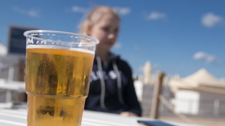 Øl og alkohol Bildet viser en utepils med en ungdom i bakgrunnen