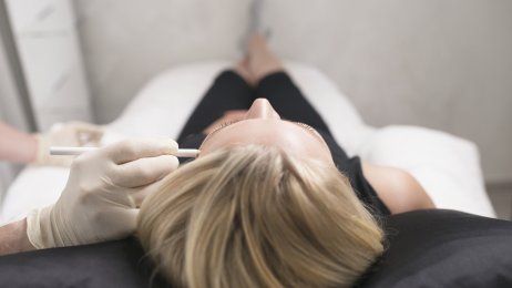 Behandling på skjønnhetsklinikk En kvinne får behandling på en skjønnhetsklinikk.