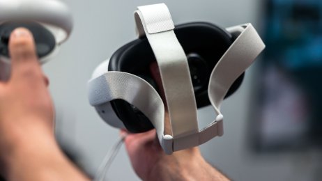 Bildet viser hender som holder i virtuelle briller