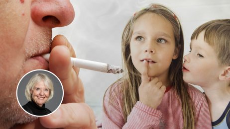 En som røyker foran to små barn Bildet viser en som røyker foran to små barn