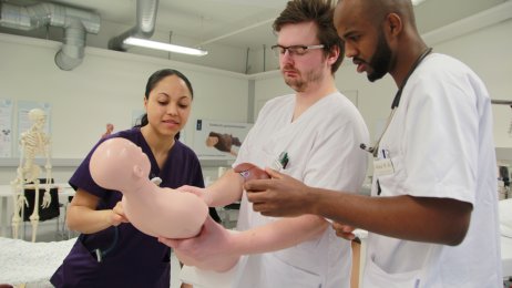 Studenter øver med en simuleringsdukke.