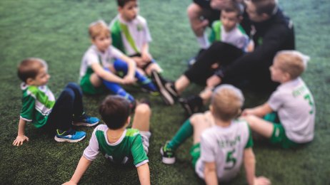 Bildet viser en gruppe barn som deltar i fritidsaktiviteter