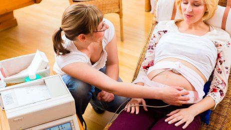 Jordmor Bildet viser en gravid kvinne som blir undersøkt av jordmor