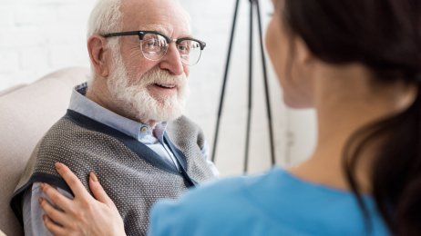 Hjemmesykepleier Bildet viser en hjemmesykepleier på besøk hos en pasient