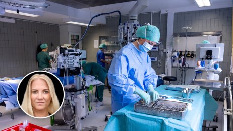 Operasjonssykepleier som forbereder instrumenter. Bildet viser en operasjonssykepleier som forbereder instrumenter.