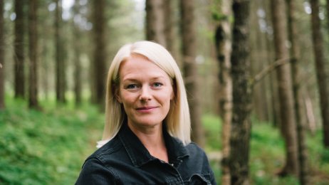 Bildet viser et portrett av Ingeborg Selnes i skogen