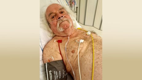 Bildet viser Jan-Erik Smilden i sykesengen på Ullevål sykehus