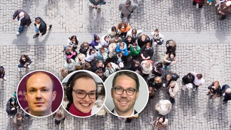 Bildet viser en folkemengde i en gate sett fra et fugleperspektiv