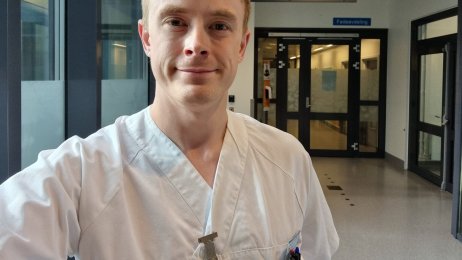 Bildet viser en selfie av Vidar Pedersen på jobb ved akuttmottaket og felles intensiv ved Nordlandssykehuset Vesterålen