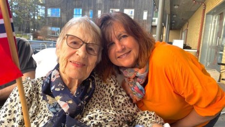 Bildet vise Monica Skjaanes Bjerkseth sammen med sin mor med det norske flagget.