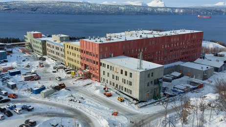 Bildet viser det nye sykehuset i Narvik slik det fremsto nybygget i mars 2023
