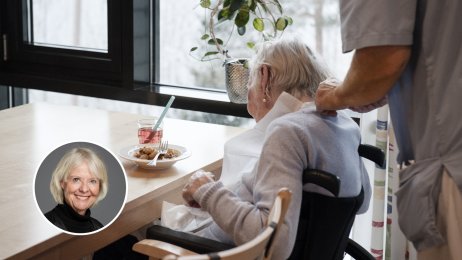 En sykepleier og en eldre kvinne ved matbordet på en helseinstitusjon. Bildet viser en sykepleier og en eldre kvinne ved matbordet på en helseinstitusjon.