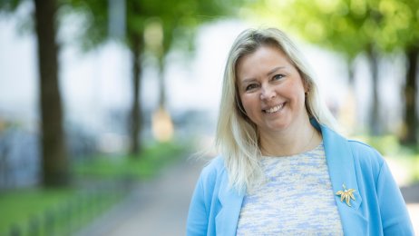 Bildet viser artikkelforfatter Ina Giske. Hun ser inn i kameraet og smiler.