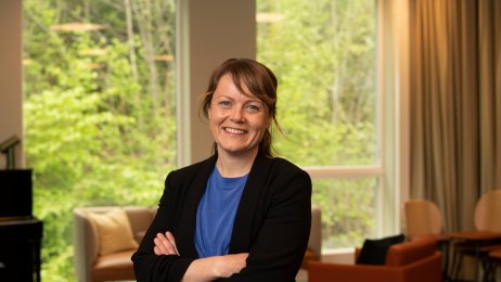 Bildet viser innleggsforfatter Aina Kolle. Hun smiler til kamera og holder armene i kors.