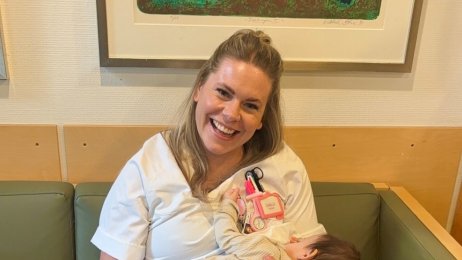 Bildet viser innleggsforfatteren på jobb mens hun ammer datteren sin