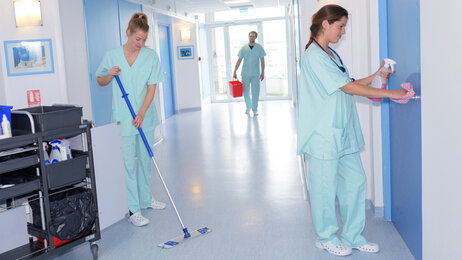 Bildet viser helsepersonell som gjør rengjøringsoppgaver på et sykehus 