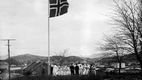 Bilde viser sykesøstre som heise det norske flagget på frigjøringsdagen