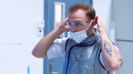 Bilde viser mannlig sykepleier med munnbinn