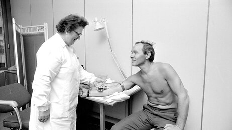 Bilde viser Sykepleier Ester Andersen tar blodprøve av Roger Vilbo.