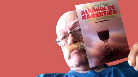 Bildet viser Ola Bog som holder opp coveret på en bok om alkohol og narkotika