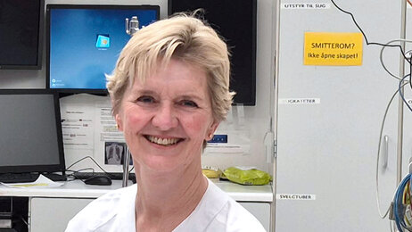 Bildet viser innleggsforfatter Lise Husby Høvik i sykepleieruniform på akuttmottaket