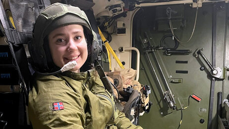 Bilde viser sykepleier Ina som sitter i en Pasi pansret ambulansevogn