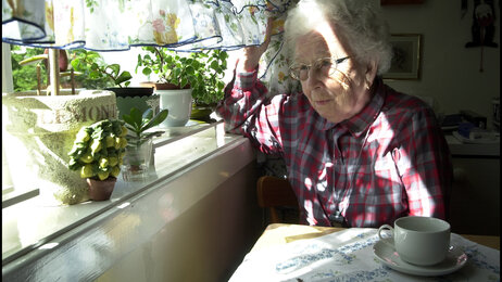Illustrasjonsfoto: Eldre dame ser ut av vinduet. Illustrasjonsfoto: Eldre dame ser ut av vinduet.