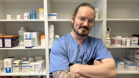 Bilde viser Benjamin Grindstein Lien på jobb på et medisinrom