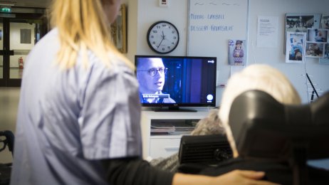 pleier og beboer på sykehjem pleier og beboer på sykehjem