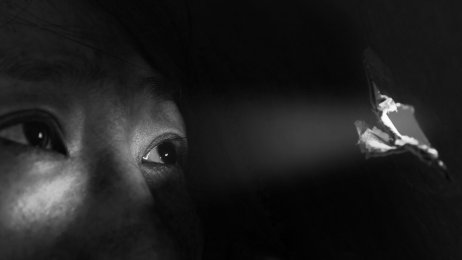 Et lys i mørket En kvinne som ser et lystglimt