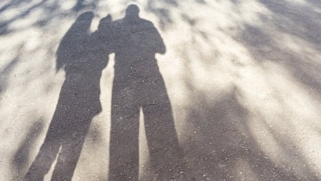 Bildet viser skyggen av et par med et barn på armen