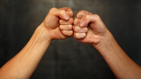 bildet viser en manns- og en kvinnehånd knyttet mot hverandre