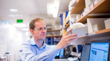 Apoteker med multidoserull Bildet viser en apoteker som henter en multidoserull i hyllen