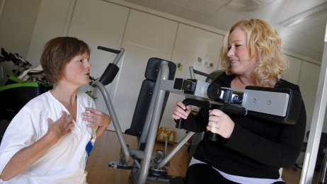 Rehabilitering Bildet viser revmatismepasient Anette Lieng Håkonsen og sykepleier Mai Elin Husebø