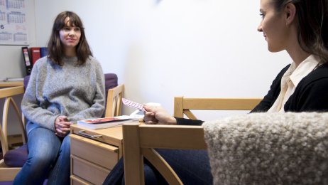 Ung jente, helsesøster, p-piller Bildet viser en ung jente som holder et p-pillebrett hos helsesøster.