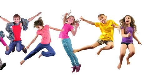 barn, lek Bildet viser barn som hopper, danser, ler