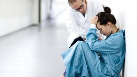 Jordmødre inkluderes ikke alltid i gjennomgangen etter legestyrte fødsler der noe har gått galt, selv om hun ofte har stått i fødselen fra starten av og kan være den som er mest preget av hendelsen Bildet viser en kvinnelig sykehusansatt som får trøst av en mannlig i en korridor.