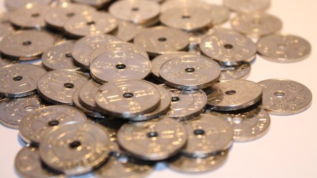 Norske kroner Bildet viser norske kronestykker spredt utover