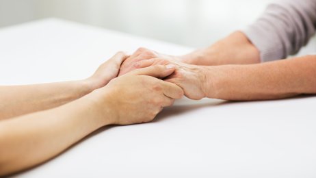 Mennesker som sliter psykisk må få hjelp. Illustrasjonsfoto: Colourbox. Bildet viser to voksne mennesker som holder hverandre i hendene. Illustrasjonsfoto: Colourbox.