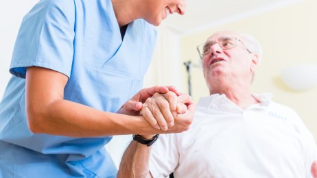 MOTIVERENDE: Sykepleiere ønsker å hjelpe pasientene, og synes det er hyggelig å få anerkjennelse. Illustrasjonsfoto: Colourbox