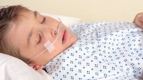 Barn, oksygenbehandling, sykehus Bilde av gutt i sykehusseng med oksygenslange