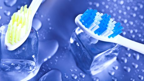 Munnhygiene, tannstell, munnhuleplager Bildet viser to tannbørster og to isbiter.