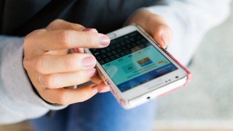 Snapchat, Smarttelefon, Helsesøster Fingre sveiper over en smarttelefon.