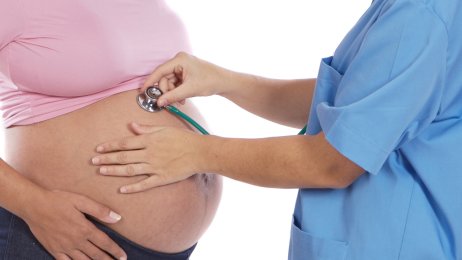 En god hjemmebasert barselomsorg er helt avhengig av økte jordmorressurser, skriver leder i Jordmorforbundet NSF. Bildet viser lytting med stetoskop mot høygravid mage.