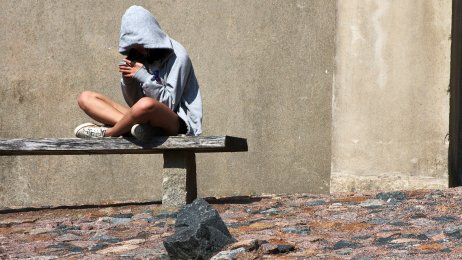 Jente på benken Jente på benken