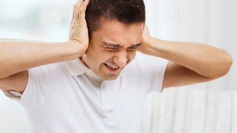 Skylapper Bildet viser en mann som lukker øynene og holder for ørene